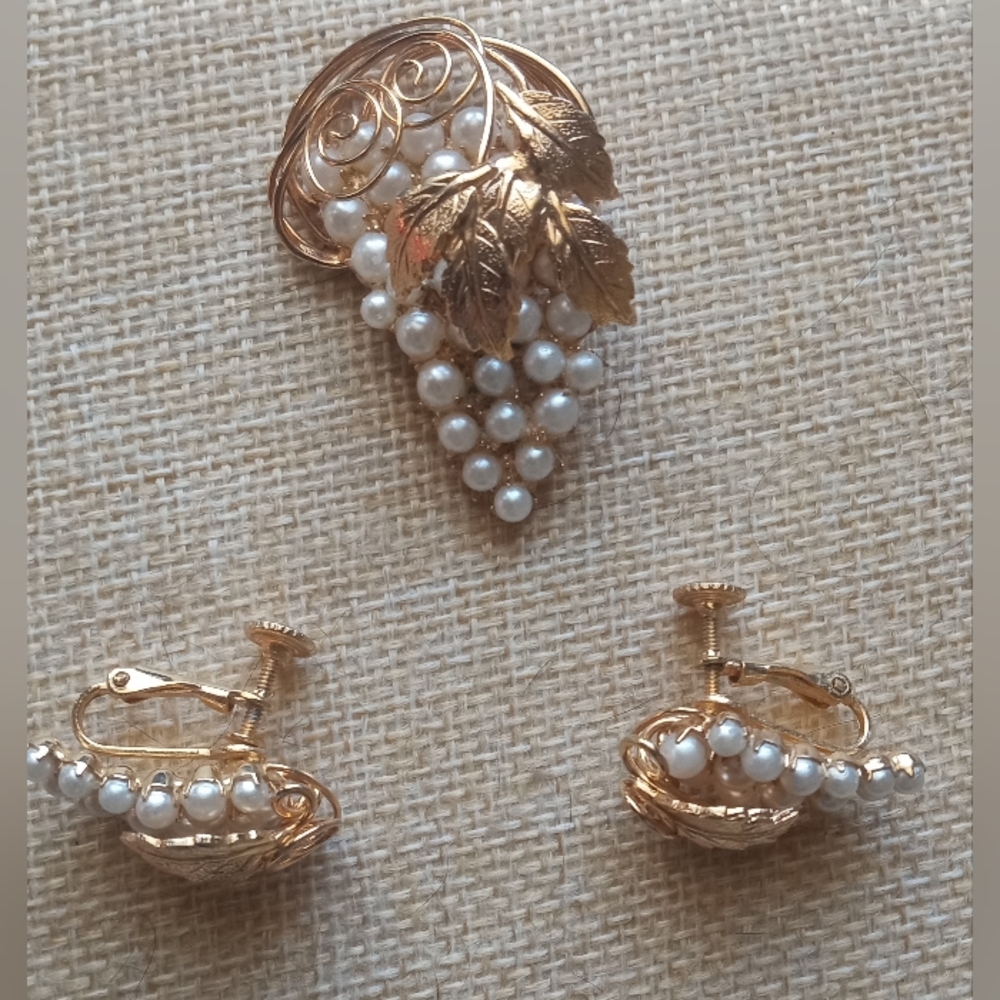 Hobe VTG Signed Gold Tone Faux Pearl Grape Cluster Brooch + Earrings Set
